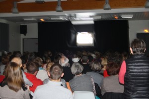 Le spectacle des enfants de l'école a fait salle comble avec le conte Russe Babayaga en ombre Chinoise.